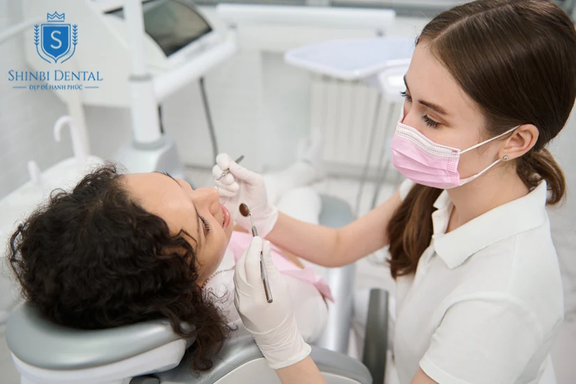 Trên 50 tuổi mọc răng khôn có nên nhổ không