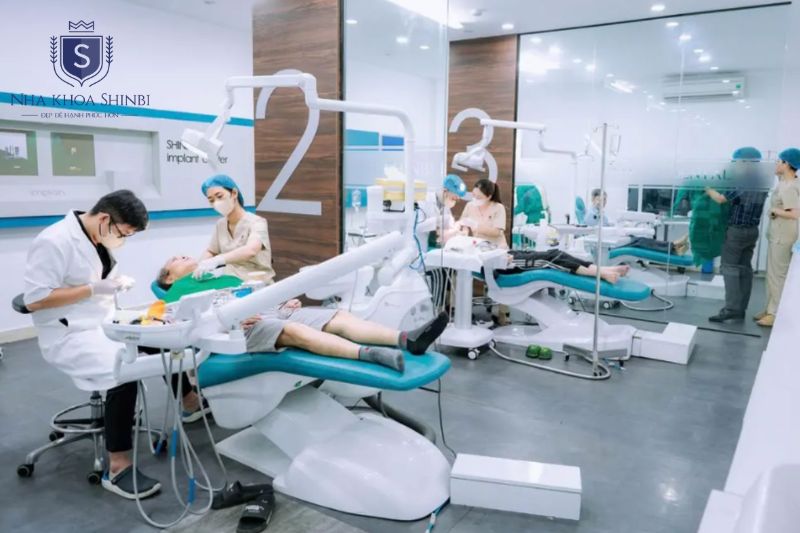 Bác sĩ cấy implant cần chứng chỉ chuyên môn và kinh nghiệm để đảm bảo an toàn điều trị