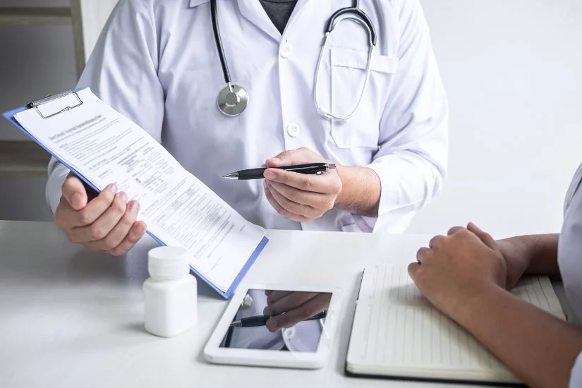 Cơ sở y tế và bác sĩ thực hiện ảnh hưởng đến chi phí nhổ răng khôn