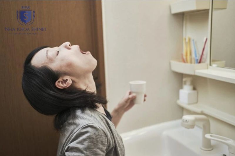 Súc miệng bằng dung dịch chlorhexidine để giảm vi khuẩn khoang miệng