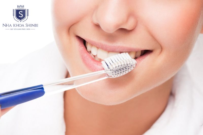 Vệ sinh răng miệng đúng cách hàng ngày hạn chế viêm quanh implant