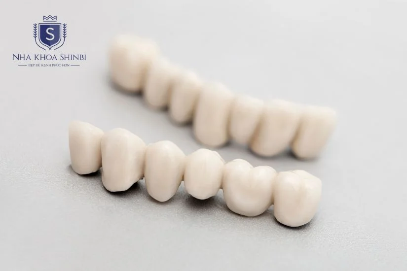 Làm cầu răng sứ có đau không? Làm cầu răng sứ có đau không?