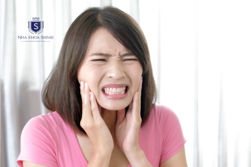Ăn đồ ăn quá cứng, quá nóng gây đau nhức răng