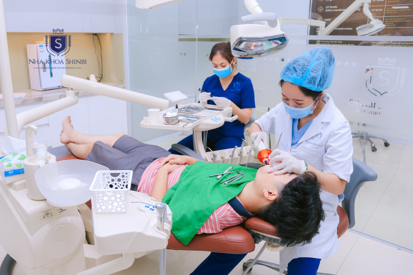Răng lung lay có thể được điều trị bằng nhiều biện pháp khác nhau