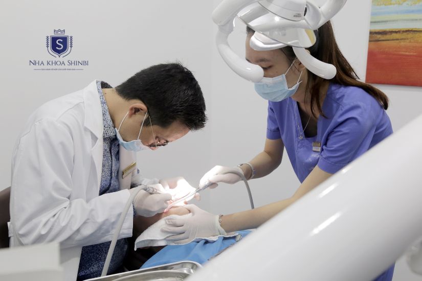 Bác sĩ Nguyễn Văn Hòa - Giám đốc Nha khoa Shinbi thực hiện nhổ răng