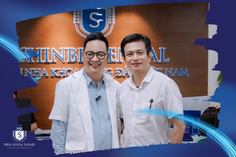 Khách hàng cùng bác sĩ Nguyễn Văn Hòa (bên trái) tại phòng khám Nha khoa Shinbi