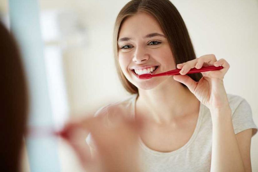 Đánh răng ít nhất 2 lần mỗi ngày bằng bàn chải lông mềm