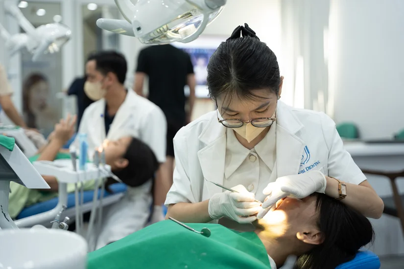 Cách vệ sinh răng khi niềng: tránh sâu răng & bung mắc cài