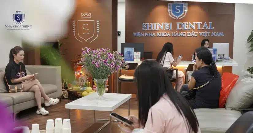 Cười hở lợi khiến nhiều người ngại cười thật sự trong giao tiếp hằng ngày. Khi tìm kiếm “điều trị cười hở lợi gần đây”, phần lớn đều muốn một địa chỉ ở trung tâm Hà Nội - dễ di chuyển - tư vấn rõ ràng và an toàn. Vậy, đâu là điểm đến đáng tin cậy? Cười hở lợi là gì? Khi nào nên can thiệp? Cười hở lợi thường được hiểu đơn giản là khi bạn cười, phần lợi lộ ra nhiều hơn mức mong muốn, khiến tổng thể nụ cười kém cân đối so với môi - răng - khuôn mặt. Thực tế, mức độ “hở lợi” không có một con số tuyệt đối cho tất cả mọi người. Có người thấy bình thường, nhưng cũng có người cảm thấy mất tự tin rõ rệt khi chụp ảnh hoặc giao tiếp gần. Hình ảnh cười hở lợi Khi nào nên cân nhắc tư vấn? Bạn cảm thấy nụ cười thiếu hài hòa, ảnh hưởng đến sự tự tin Tình trạng này xuất hiện lâu dài và bạn muốn cải thiện về mặt thẩm mỹ Bạn chuẩn bị cho những dịp quan trọng (chụp ảnh, công việc, sự kiện cá nhân) Cần lưu ý rằng, cười hở lợi không phải chỉ có một nguyên nhân duy nhất. Có thể đến từ cơ môi, nướu, răng hoặc khớp cắn. Vì vậy, việc thăm khám để xác định đúng nguyên nhân là bước bắt buộc trước khi đưa ra hướng xử lý phù hợp. Điều trị cười hở lợi có những hướng nào? Không có một phương án chung cho tất cả các trường hợp cười hở lợi. Việc lựa chọn cách điều trị phụ thuộc trực tiếp vào nguyên nhân cụ thể và trong nhiều trường hợp, bác sĩ có thể cần kết hợp nhiều hướng can thiệp để đạt được sự hài hòa tổng thể. Hiểu ở mức tổng quan sẽ giúp bạn biết mình đang được tư vấn theo “logic nguyên nhân”, thay vì chọn giải pháp theo cảm tính. Nguyên nhân Biểu hiện thường gặp Hướng xử lý (tổng quan) Mục tiêu cải thiện Cơ môi nâng môi trên hoạt động mạnh Khi cười, môi trên kéo lên cao, lộ lợi nhiều Điều chỉnh hoạt động cơ môi (can thiệp thẩm mỹ phù hợp) Giảm độ nâng môi khi cười Nướu phát triển nhiều (lợi dày) Thân răng nhìn ngắn, lợi che phủ nhiều Tạo hình nướu thẩm mỹ Làm lộ thân răng cân đối hơn Răng ngắn / hình thể răng chưa cân đối Răng nhỏ, không tương xứng với lợi Điều chỉnh hình thể răng (phục hình thẩm mỹ) Cân đối tỷ lệ răng - lợi Sai lệch khớp cắn / xương hàm Cười hở lợi kèm sai khớp cắn, khuôn mặt thiếu cân đối Chỉnh nha hoặc can thiệp chuyên sâu hơn (nếu cần) Cải thiện tổng thể nụ cười và cấu trúc hàm Các phương pháp điều chỉnh cười hở lợi Trong thực tế, nhiều trường hợp không nằm hoàn toàn ở một nhóm nguyên nhân mà có thể là sự kết hợp. Vì vậy, việc thăm khám trực tiếp và đánh giá cá nhân hóa luôn là bước quan trọng trước khi quyết định điều trị. Tùy thuộc vào mức độ hở lợi, các bác sĩ sẽ chỉ định phương pháp điều trị phù hợp Tiêu chí chọn địa chỉ điều trị cười hở lợi “uy tín” tại trung tâm Hà Nội Khi tìm kiếm một địa chỉ “gần đây”, yếu tố khoảng cách là cần thiết, nhưng chưa đủ. Điều quan trọng hơn là nơi đó có đánh giá đúng nguyên nhân - tư vấn đúng hướng - và đồng hành đủ dài trong suốt quá trình điều trị. ➦ Đánh giá nguyên nhân trước khi đề xuất phương án Một cơ sở uy tín sẽ không đưa ra giải pháp ngay từ đầu, mà cần bước thăm khám để xác định rõ nguyên nhân: do cơ môi, nướu hay khớp cắn. Đây là nền tảng để tránh điều trị sai hướng - vừa tốn chi phí, vừa không đạt kết quả như kỳ vọng. ➦ Tư vấn trung thực về mức độ cải thiện Không phải trường hợp nào cũng “thay đổi hoàn toàn” sau can thiệp. Những đơn vị chuyên sâu sẽ tư vấn rõ: cải thiện ở mức nào, cần kết hợp gì thêm, và kết quả có phù hợp với mong muốn ban đầu hay không. ➦ Phác đồ rõ ràng - có lộ trình theo dõi Một kế hoạch điều trị bài bản không chỉ dừng ở bước thực hiện, mà còn bao gồm hướng chăm sóc sau đó và lịch tái khám. Điều này đặc biệt quan trọng với người bận rộn, cần chủ động thời gian. ➦ Vị trí trung tâm - thuận tiện duy trì lịch hẹn Với người làm việc tại khu vực trung tâm Hà Nội, yếu tố “gần - dễ đi - dễ quay lại” giúp việc điều trị không bị gián đoạn. Đây là lý do nhiều người ưu tiên các phòng khám nằm tại khu vực lõi nội đô. Điều trị cười hở lợi “gần đây” tại trung tâm Hà Nội: nên đặt lịch tư vấn khi nào? Không cần đợi đến khi tình trạng trở nên “nghiêm trọng”, việc đi tư vấn sớm giúp bạn hiểu rõ mình đang ở mức nào và có những lựa chọn gì phù hợp. ⤷ Khi bạn muốn cải thiện nụ cười để tự tin hơn Nếu bạn thường xuyên ngại cười lớn, né góc chụp ảnh hoặc cảm thấy nụ cười chưa hài hòa, đó là dấu hiệu nên đi kiểm tra. Đôi khi chỉ cần điều chỉnh nhẹ cũng đã tạo khác biệt rõ rệt. Địa chỉ uy tín tại trung tâm Hà Nội được đông đảo khách hàng lựa chọn ⤷ Khi có kế hoạch cho sự kiện quan trọng Các mốc như cưới, chụp ảnh, thay đổi công việc… là thời điểm nhiều người bắt đầu quan tâm đến thẩm mỹ nụ cười. Việc tư vấn sớm giúp bạn chủ động thời gian và lựa chọn phương án phù hợp tiến độ. ⤷ Khi bạn đã tìm hiểu nhưng chưa rõ nguyên nhân Rất nhiều người đã đọc nhiều thông tin nhưng vẫn chưa biết mình thuộc nhóm nào. Thăm khám trực tiếp sẽ giúp “chốt lại” vấn đề, tránh việc tự suy đoán sai và chọn nhầm phương pháp. → ĐẶT LỊCH NGAY ← để được trò chuyện trực tiếp với chuyên gia, sắp xếp 1 buổi thăm khám nhanh chóng - hiệu quả và tiết kiệm nhất!