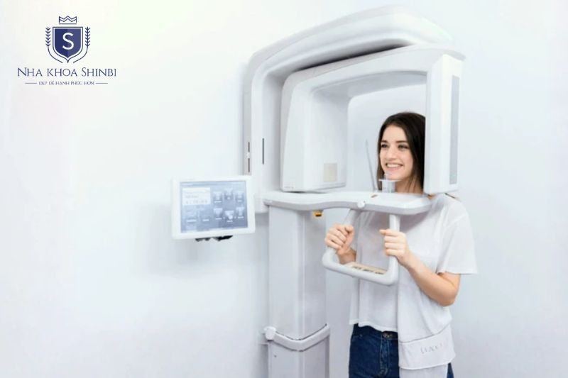 Bác sĩ dùng CT Cone Beam 3D đánh giá xương ổ răng để lập phác đồ Implant chính xác