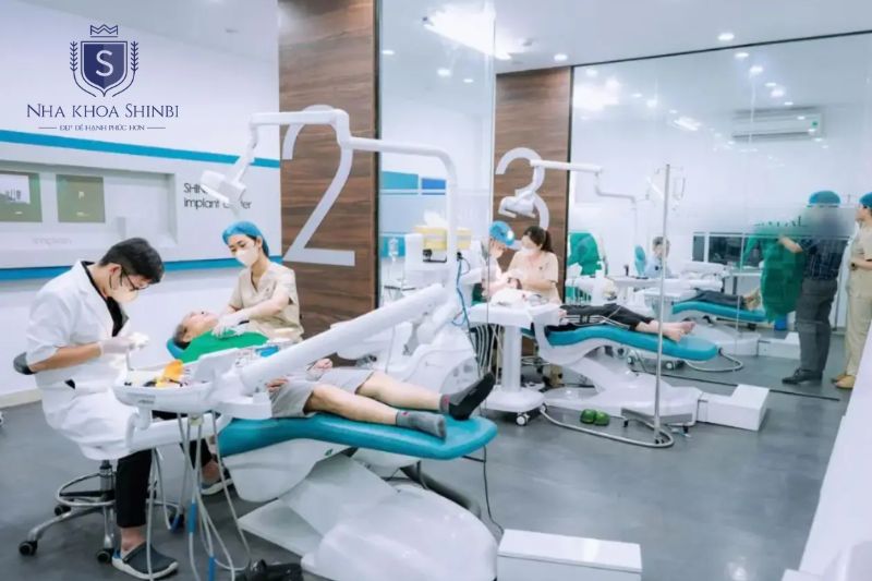 Bác sĩ giàu kinh nghiệm tại Nha Khoa Shinbi thực hiện cấy ghép Implant an toàn