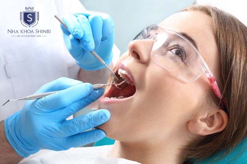 Khám răng định kỳ giúp phát hiện sớm sâu răng và làm sạch mảng bám bảo vệ nướu