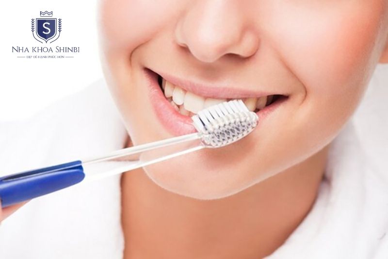Kiểm soát mảng bám và bệnh nền giúp giảm nguy cơ chảy máu chân răng tái phát kéo dài