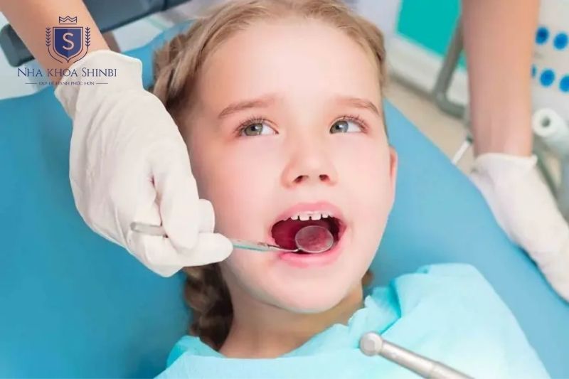 Mất răng cấm sớm có thể gây tiêu xương hàm và lệch khớp cắn lâu dài ở trẻ