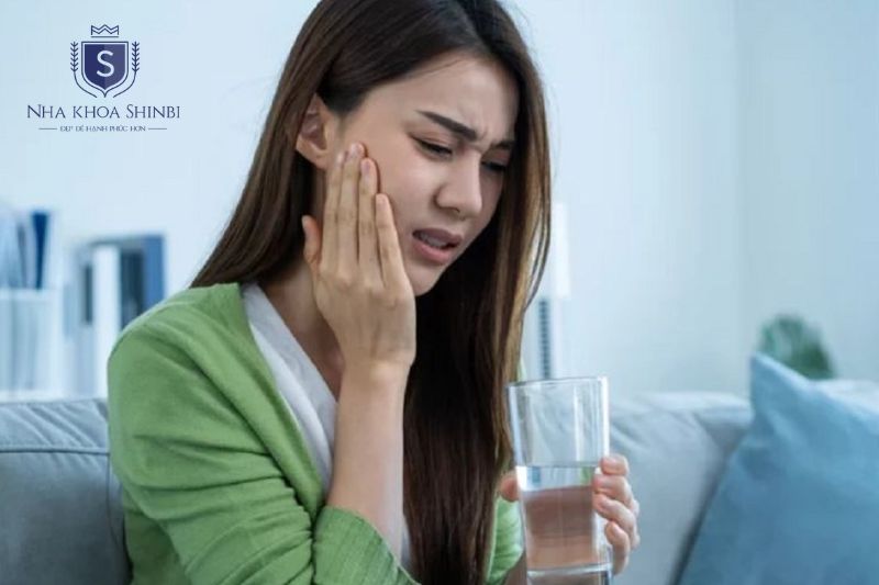 Mức độ lung lay implant quyết định thời gian xử lý từ vài ngày đến khẩn cấp trong 24 giờ