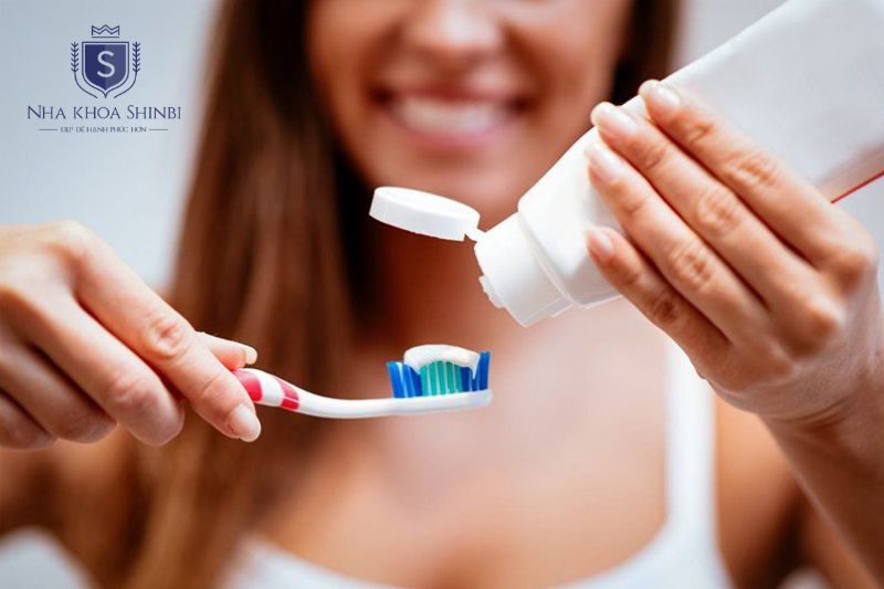 Vệ sinh đúng gồm chải răng đúng kỹ thuật và dùng chỉ nha khoa làm sạch kẽ răng