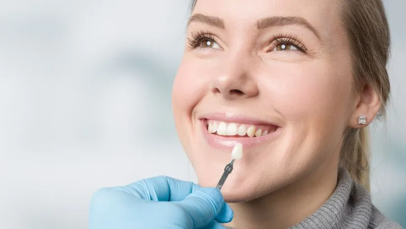 Dán sứ veneer có đau không? Chia sẻ từ người đã làm